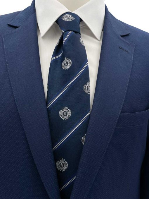 Brianze 8 Cm Lacivert Mavi Çizgili Arma Desenli Kravat Brianze.com Brianze 8 Cm Lacivert Mavi Çizgili Arma Desenli Kravat - Brianze.com Kravat ve Erkek Giyim Sitesi