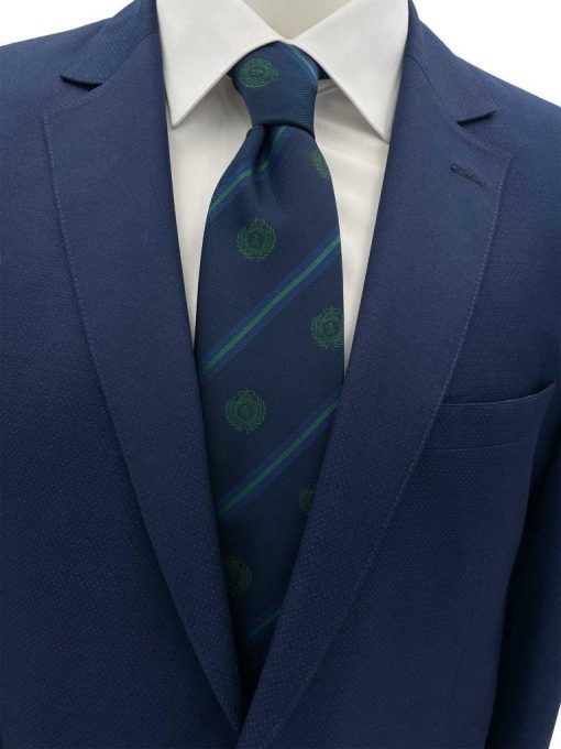Brianze 8 Cm Lacivert Yeşil Çizgili Arma Desenli Kravat Brianze.com Brianze 8 Cm Lacivert Yeşil Çizgili Arma Desenli Kravat - Brianze.com Kravat ve Erkek Giyim Sitesi