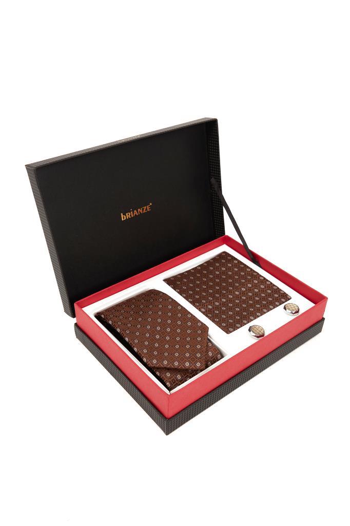 Brianze Kahve Desenli Kravat Mendil ve Kol Düğmesi Hediyelik Set Brianze.com Brianze Kahve Desenli Kravat Mendil ve Kol Düğmesi Hediyelik Set - Brianze.com Kravat ve Erkek Giyim Sitesi