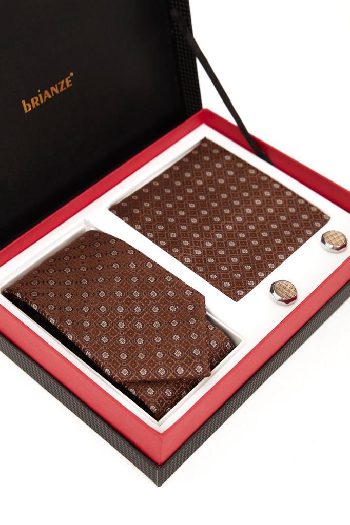 Brianze Kahve Desenli Kravat Mendil ve Kol Düğmesi Hediyelik Set Brianze.com Brianze Kahve Desenli Kravat Mendil ve Kol Düğmesi Hediyelik Set - Brianze.com Kravat ve Erkek Giyim Sitesi